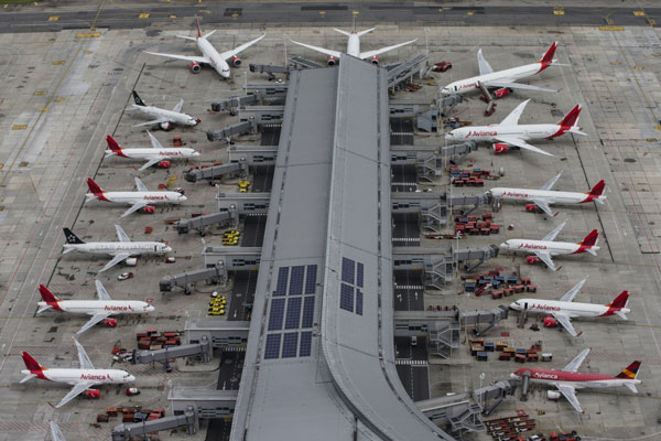 Avianca enfrenta días críticos en medio de lento avance de su reestructuración