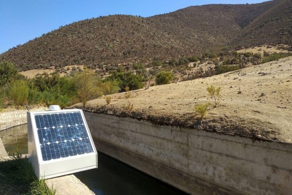 El equipo actúa con baterías y energía solar, y se ancla a las obras civiles de riberas de canales y cuencas.