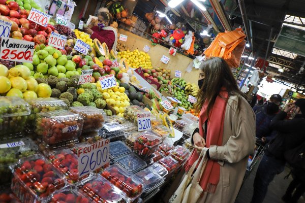 No se podrán entregar bolsas plásticas para cargar productos que ya cuentan con su propio envase plástico.