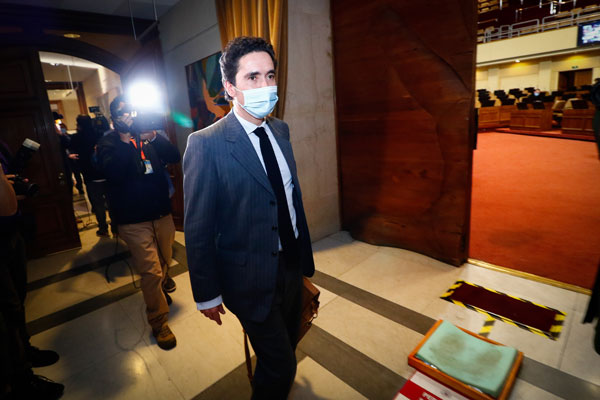 Oposición se enfrenta a Briones y pide postergar votación de medidas tributarias