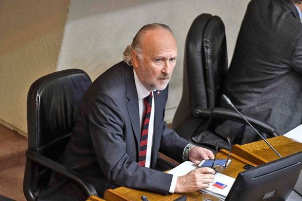 .Ministro de Minería abordó ayer el conflicto de Codelco con el CDE en el Congreso.