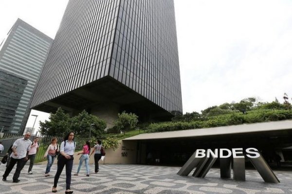 Banco estatal de Brasil podría vender acciones de minera Vale este mes