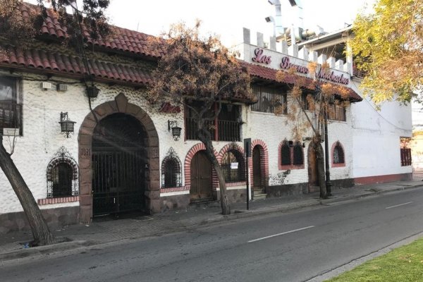 El restaurante, ubicado en Barrio Brasil, tiene una capacidad para 1.300 personas y se caracteriza por su comida típica y su show folclórico.