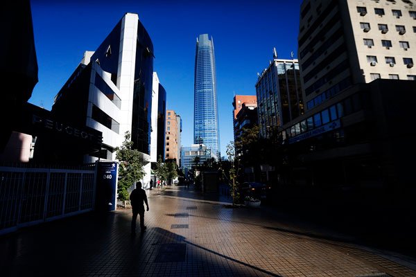 Comunas en transición: Costanera Center no reabrirá hasta en dos semanas y 241 edificios de oficinas estarán habilitados la próxima semana