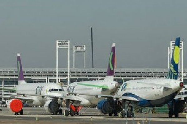 Sky Airline despide a 100 personas y prepara plan con BTG para fortalecer operación
