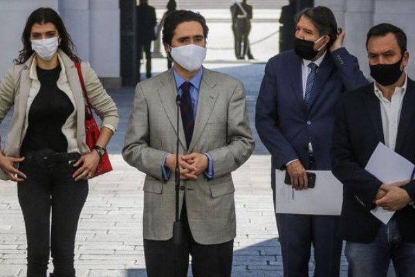 El ministro Briones participó de una reunión ayer con las PYME en La Moneda. Foto: Agencia Uno