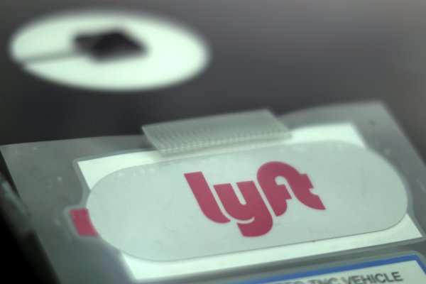 Juez de California ordena que Uber y Lyft dejen de clasificar a conductores como contratistas
