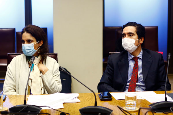 La ministra del Trabajo, María José Zaldívar, junto al titular de Hacienda, Ignacio Briones. Foto: Agencia Uno