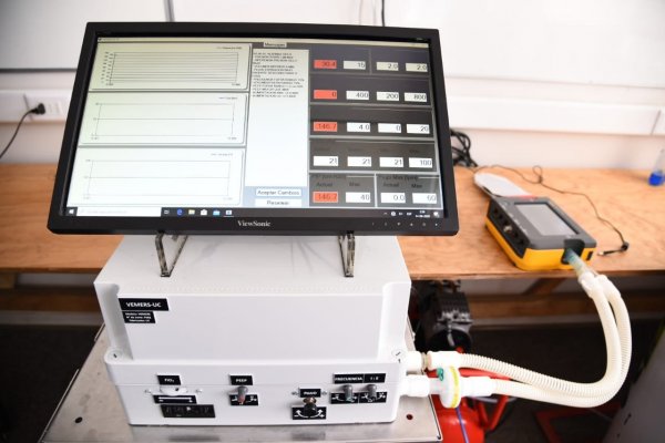 l ventilador funciona conectado a un computador industrial con pantalla táctil y un programa que permite monitorear a distancia la respuesta del paciente.