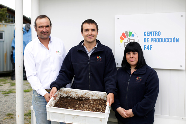 Al centro, Cristián Emhart, co fundador y CEO de F4F junto Felipe Mayol y Rocío Delgado de F4F.