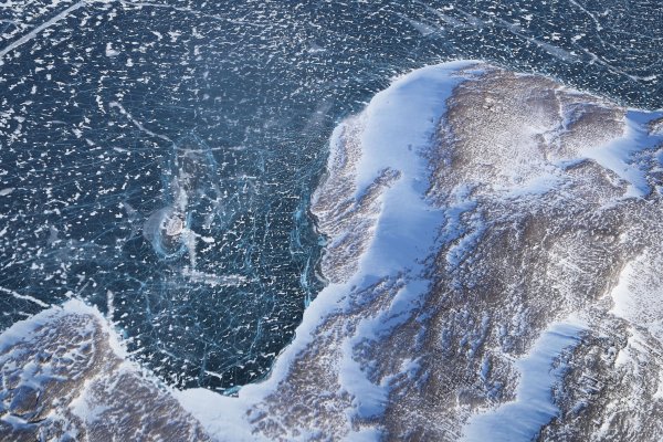 La cantidad de hielo marino que flota sobre el océano Ártico al final del verano (boreal) ha disminuido cerca de 13% por década desde 1979.