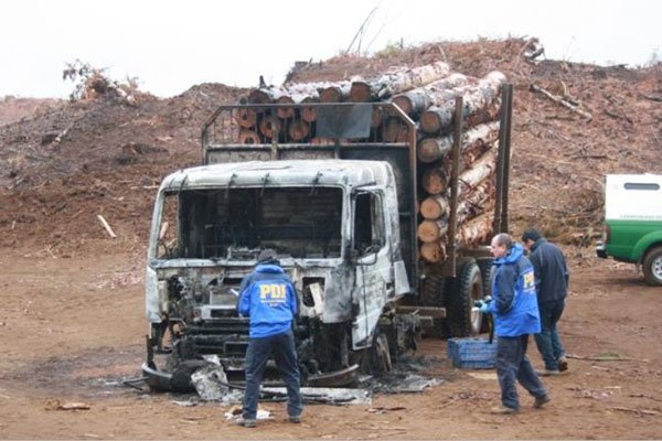 La quema de camiones en la zona del conflicto mapuche ha afectado a las pólizas que cubren a este tipo de vehículos. Foto: Agencia Uno