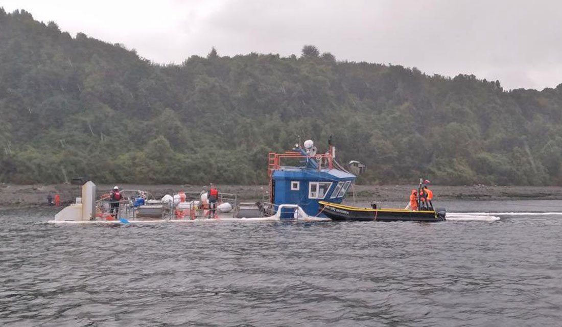 <p>Tras derrame de petróleo, SMA ordena medidas a salmonera ligada a los Hurtado Vicuña y Navarro</p>