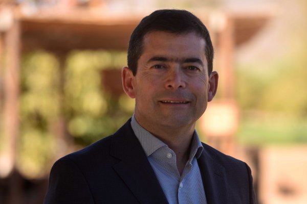 <p>Guillermo Ponce, gerente general de VTR conversa con Marily Lüders</p>