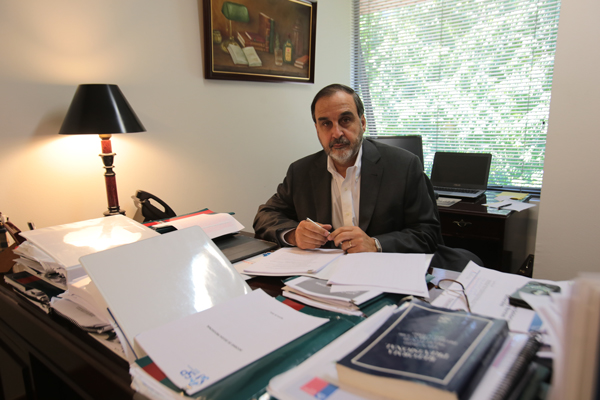 Senadores de oposición critican a Augusto Iglesias como candidato a la CMF