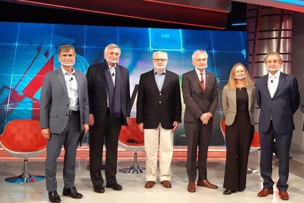 José Ramón Valente, Manuel Marfán, Máximo Pacheco y Andrea Tokman junto a los directivos de Asimet.