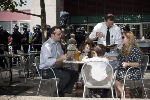 ¿Por qué los restaurantes en EEUU no encuentran trabajadores pese al alza de los sueldos y desempleo récord?