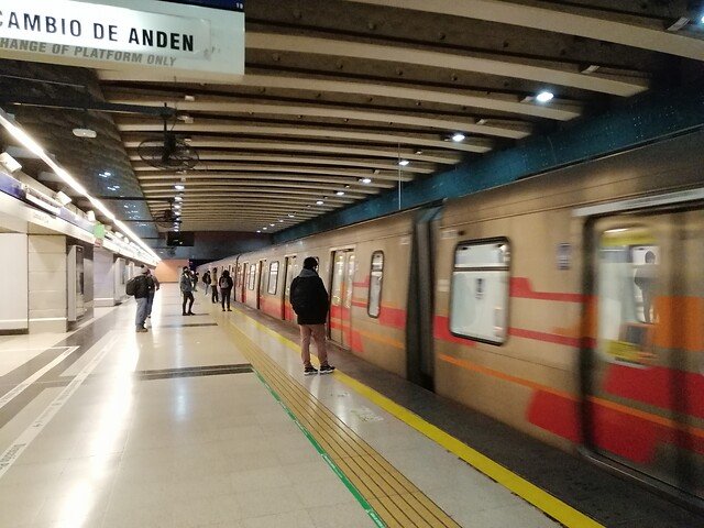 <p>Metro transporta un 60% menos de pasajeros en el primer semestre y las pérdidas se profundizan</p>
