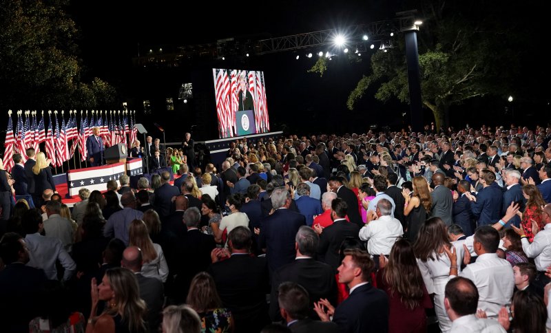 <p>Cierre de la convención republicana, en la Casa Blanca y casi sin uso de mascarillas.</p>