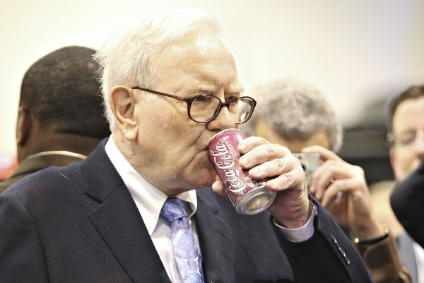 <p>Warren Buffett celebra sus 90 años comprando acciones en Japón</p>