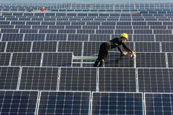 Paneles solares en el desierto de Atacama en Chile. Las energías renovables ahora representan el 44% de la energía. Foto: Reuters