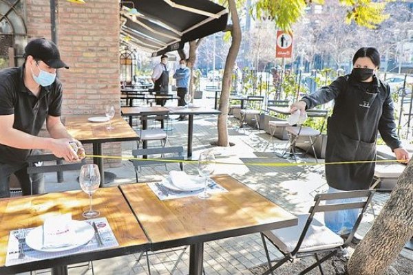 Locales gastronómicos tendrán aforo de 25% y sólo operarán en terrazas. Foto: Julio Castro