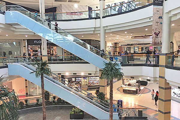 Durante la primera semana el centro comercial determinó reducir 50% el aforo permitido por la autoridad. Foto: Agencia Uno