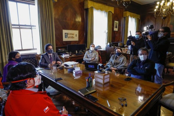 La reunión de ayer comenzó a las 8 am en Teatinos 120.