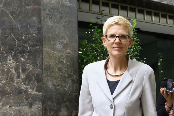Nuevo "remezón" en Chilena Consolidada: encargada del Caso Seguros de Codelco, Claudia Dill, deja el Grupo Zurich