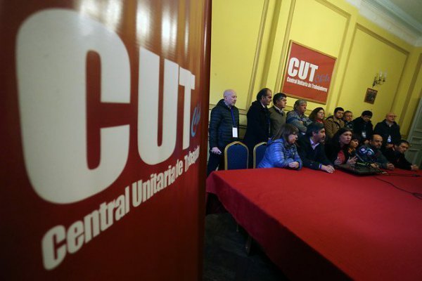 <p>La directiva de la CUT dialogó con Hacienda para lograr un alza del sueldo mínimo previo a que la iniciativa llegara al Congreso. Foto: Agencia Uno </p>