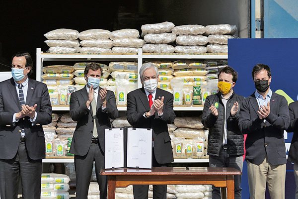 Presidente Piñera anunció el envío del proyecto acompañado del ministro de Economía, Lucas Palacios, la ministra del Trabajo, María José Zaldivar, entre otras autoridades. Foto: Agencia Uno