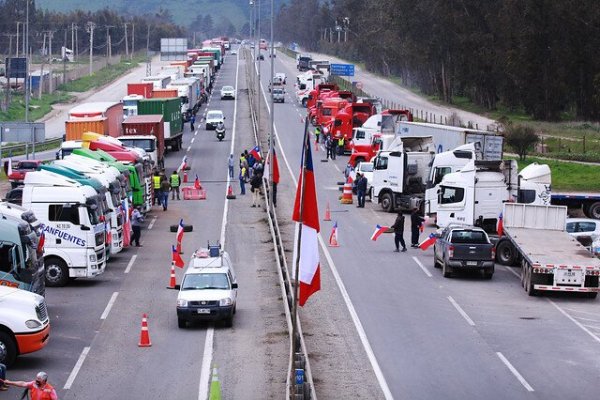 Camioneros levantan movilización y logran acuerdo con el gobierno en tema de vigilancias, apoyo económico e infraestructura