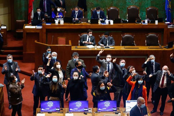 Oposición unida sigue adelante con la acusación contra Pérez y el oficialismo acusa show político