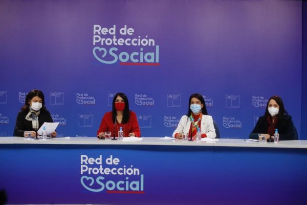 En la entrega de los resultados, acompañaron a la ministra Rubilar, Claudia Mojica (PNUD), Alejandra Candia (Subsecretaría Evaluación Social) y Sandra Quijada (directora INE).