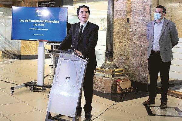 El ministro de Hacienda, en tanto, presentó ayer la portabilidad financiera. Foto: Agencia Uno