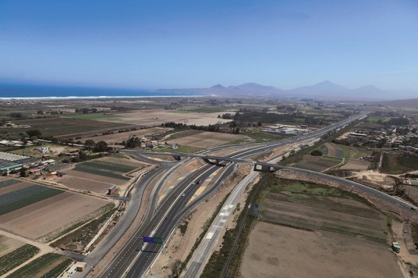 Sacyr desembarcó en Chile en 1996, cuando se adjudicó el primer contrato para construir y explotar la autopista Los Vilos-La Serena.
