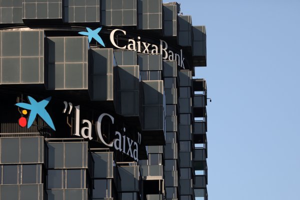 CaixaBank y Bankia buscarán una fusión y desplazarán a Santander como el banco más grande en España