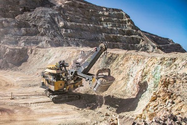 La economía chilena continuó saliendo de su estado recesivo en agosto y volvería a crecer en octubre