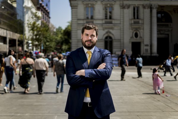 <p>Álvaro Bellolio, jefe nacional del Departamento de ExtranjerÍa y Migración conversa con Marily Lüders</p>