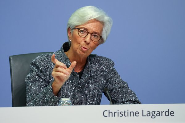 BCE mantiene política monetaria sin cambios y modera la caída esperada para el PIB este año