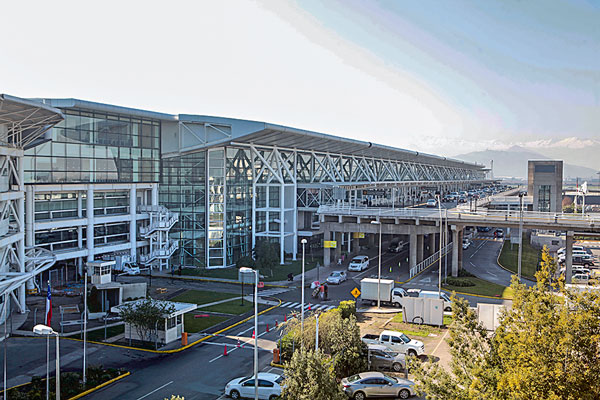 En plena remodelación está el aeropuerto de Santiago. Foto: Rodolfo Jara