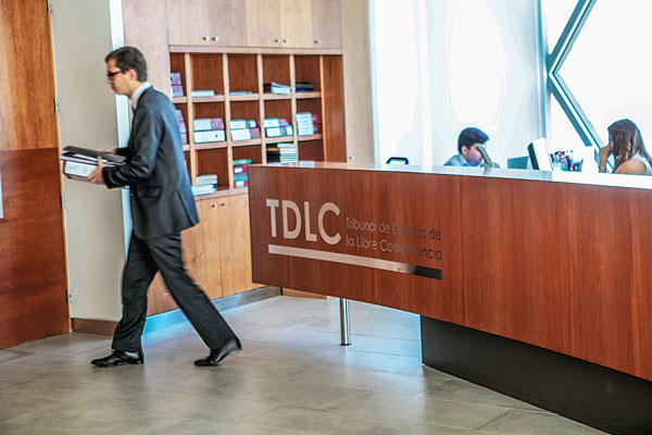 Resolución del TDLC sobre Transbank genera controversia