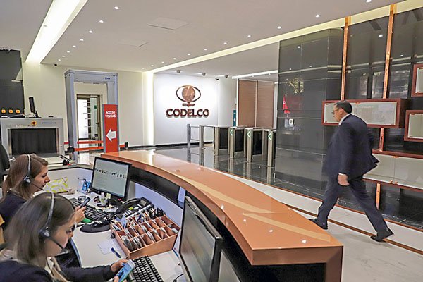 Camposano y directores de Codelco entre los testigos que deberán declarar en juicio por desafuero laboral del caso seguros
