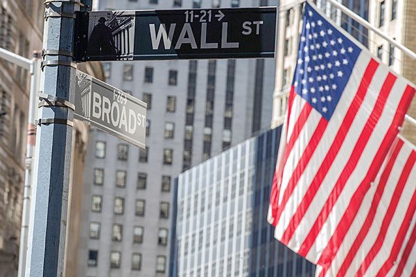 Wall Street deja atrás la oscura semana pasada y se sube a la ola de fusiones y adquisiones