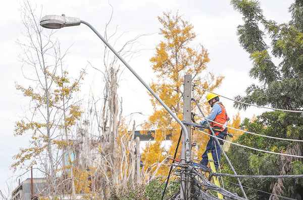 El negocio del manejo de las redes eléctricas al interior de la ciudad se mantendrá en poder de las distribuidoras. Foto: Agencia Uno