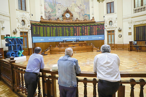 Más de la mitad de las acciones IPSA están transando a menos de su valor contable