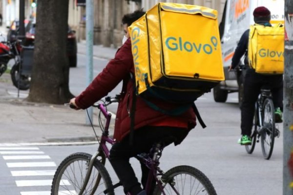 Justicia española obliga a firma de delivery a contratar a sus repartidores