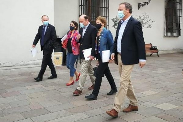 Los ministros se reunieron ayer en La Moneda. Foto: Agencia Uno
