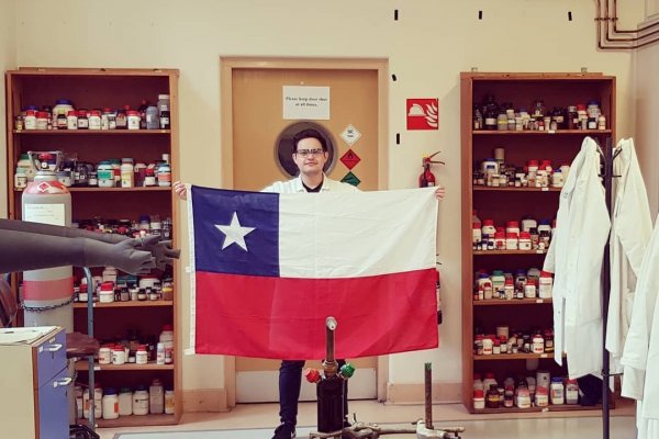 Becas Chile: Los chilenos que se encuentran a la deriva en el mundo