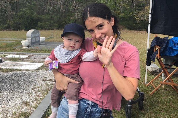 Sofía y su hijo Emilio, durante el rodaje de El diablo a todas horas. Alabama, 2019.